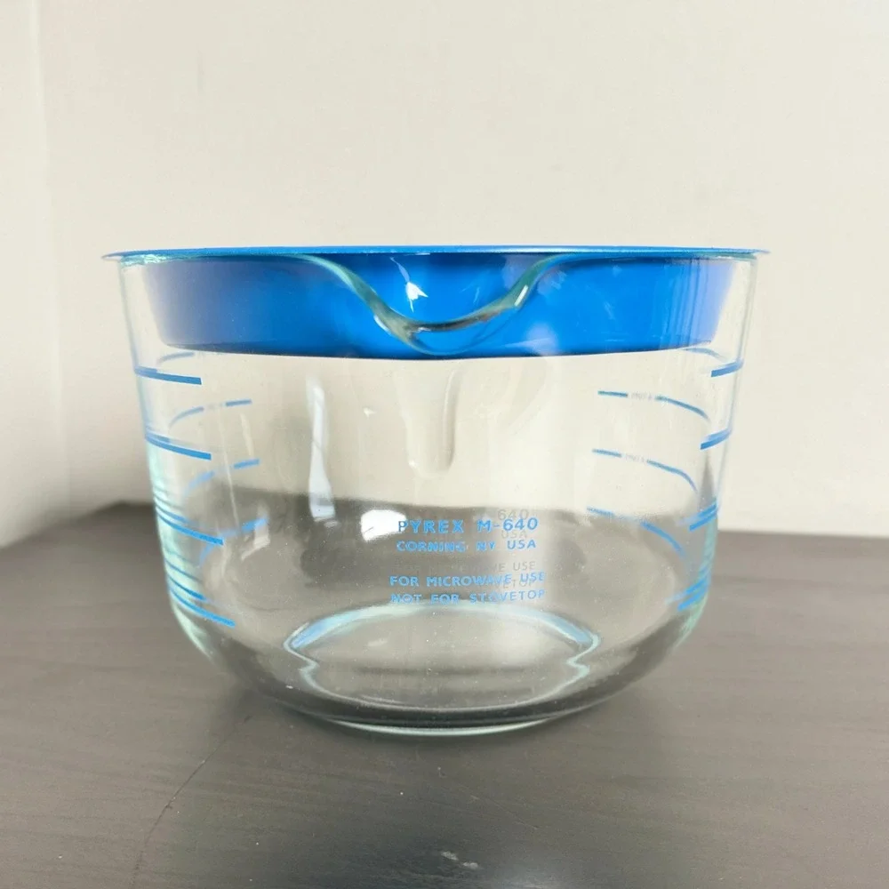 Vintage Pyrex Corning M-640 8 Cup Glass Measuring Batter Bowl with Blue Lid USA